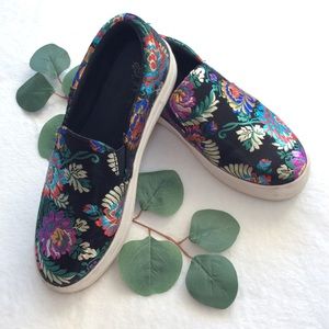 Snickers with colorful embroidery designs